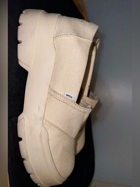 TOMS Canvas Slip-On platform in Light Beige